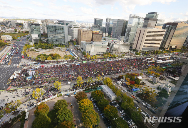 【서울=뉴시스】배훈식 기자 = 카카오 카풀 서비스에 반발하는 전국 택시업계가 파업에 돌입한 18일 오후 서울 종로구 광화문광장에서 열린 '택시 생존권 사수 결의대회' 참가자들이 구호를 외치고 있다. 이날 새벽 4시부터 파업에 돌입한 택시업계는 19일 새벽 4시까지 파업을 이어갈 예정이다. 2018.10.18. dahora83@newsis.com