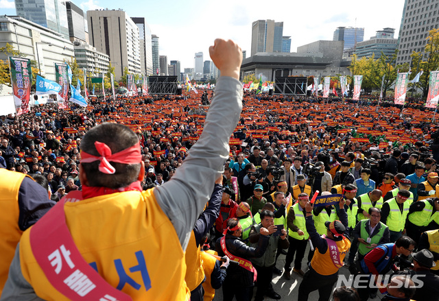 【서울=뉴시스】김진아 기자 = ’카카오 카풀 서비스‘에 반대하는 택시업계 종사자들이 18일 오후 서울 종로구 광화문광장에서 열린 택시업계의 생존권 사수 결의대회에서 구호를 외치고 있다. 2018.10.18. bluesoda@newsis.com
