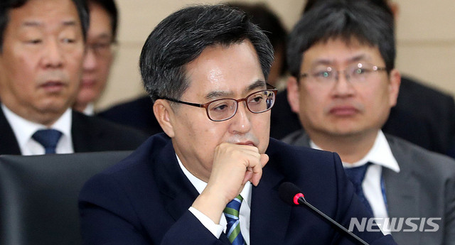 【세종=뉴시스】추상철 기자 = 국회 기획재정위원회의 기획재정부에 대한 국정감사가 실시된 18일 오전 정부세종청사 기획재정부 대회의실에 마련된 국정감사장에서 김동연 경제부총리 겸 기획재정부 장관이 이원욱 더불어민주당 의원의 질의를 듣고 있다. 2018.10.18. scchoo@newsis.com