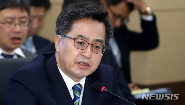 【세종=뉴시스】추상철 기자 = 국회 기획재정위원회의 기획재정부에 대한 국정감사가 실시된 18일 오전 정부세종청사 기획재정부 대회의실에 마련된 국정감사장에서 김동연 경제부총리 겸 기획재정부 장관이 질의에 답변하고 있다. 2018.10.18.&nbsp; scchoo@newsis.com