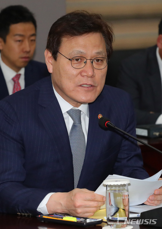 【서울=뉴시스】배훈식 기자 = 최종구 금융위원장이 18일 오후 서울 종로구 정부서울청사 금융위원회 대회의실에서 열린 조선업 현황 점검회의에 참석, 모두발언하고 있다. 2018.10.18.&nbsp; dahora83@newsis.com