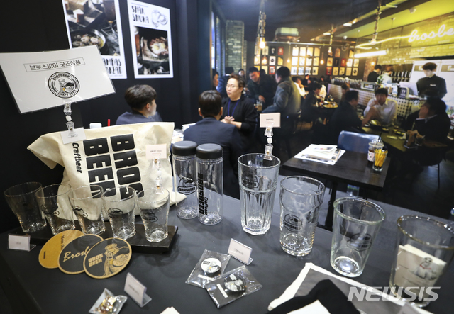 【서울=뉴시스】최진석 기자 = 18일 오후 서울 강남구 코엑스에서 열린 '제43회 프랜차이즈 서울' 전시회를 찾은 예비창업자들이 상담을 받고 있다. 2018.10.18.myjs@newsis.com