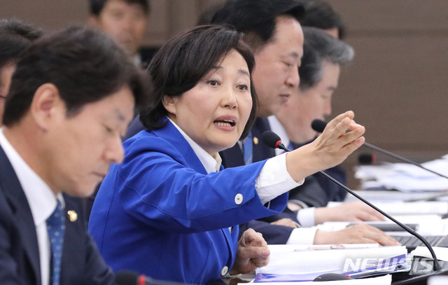 【세종=뉴시스】강종민 기자 = 18일 오후 정부세종청사에서 열린 기획재정부에 대한 국회 기획재정위원회의 국정감사에서 박영선 더불어민주당 위원이 정창수 전 관광공사 사장과 황창규 KT 회장에게 질의하고 있다. 2018.10.18.&nbsp; ppkjm@newsis.com