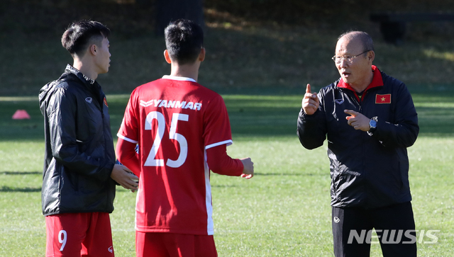 【파주=뉴시스】고범준 기자 = 2018 아세안축구연맹(AFF) 스즈키컵(동남아축구선수권대회)에 출전하는 박항서 베트남 축구대표팀 감독이 18일 오후 경기도 파주 NFC(축구국가대표 트레이닝센터)에서 선수들에게 훈련을 지시하고 있다.&nbsp; 박항서 감독이 이끄는 베트남 축구대표팀은 한국 축구대표팀 전용 훈련 시설인 파주국가대표트레이닝센터(NFC)에서 이달 말까지 훈련과 연습경기를 치르고 11월8일부터 12월15일까지 스즈키컵 대회에 참가한다. 2018.10.18. bjko@newsis.com