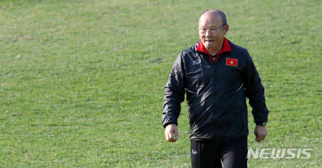 【파주=뉴시스】고범준 기자 = 2018 아세안축구연맹(AFF) 스즈키컵(동남아축구선수권대회)에 출전하는 박항서 베트남 축구대표팀 감독이 18일 오후 경기도 파주 NFC(축구국가대표 트레이닝센터)에서 선수들의 훈련 모습을 지켜보고 있다.&nbsp; 박항서 감독이 이끄는 베트남 축구대표팀은 한국 축구대표팀 전용 훈련 시설인 파주국가대표트레이닝센터(NFC)에서 이달 말까지 훈련과 연습경기를 치르고 11월8일부터 12월15일까지 스즈키컵 대회에 참가한다. 2018.10.18. bjko@newsis.com