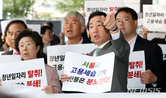 【서울=뉴시스】김선웅 기자 = 김성태 자유한국당 원내대표 등 당 관계자들이 채용비리 관련 서울시 규탄 기자회견을 하기 위해 18일 오후 서울 시청으로 진입을 시도하고 있다. 2018.10.18.&nbsp; mangusta@newsis.com