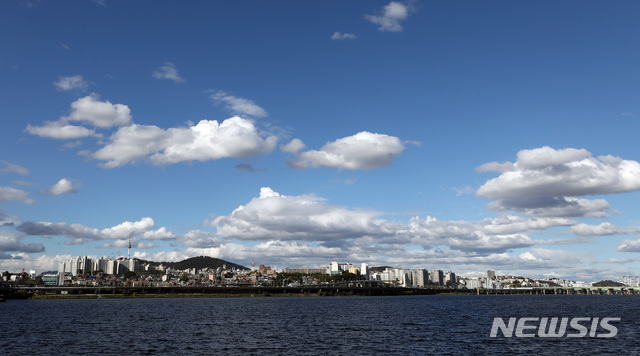 【서울=뉴시스】이영환 기자 = 완연한 가을 날씨를 보인 18일 오후 서울 서초구 반포한강공원에서 바라본 파란 하늘이 구름과 조화를 이루고 있다. 2018.10.18. 20hwan@newsis.com