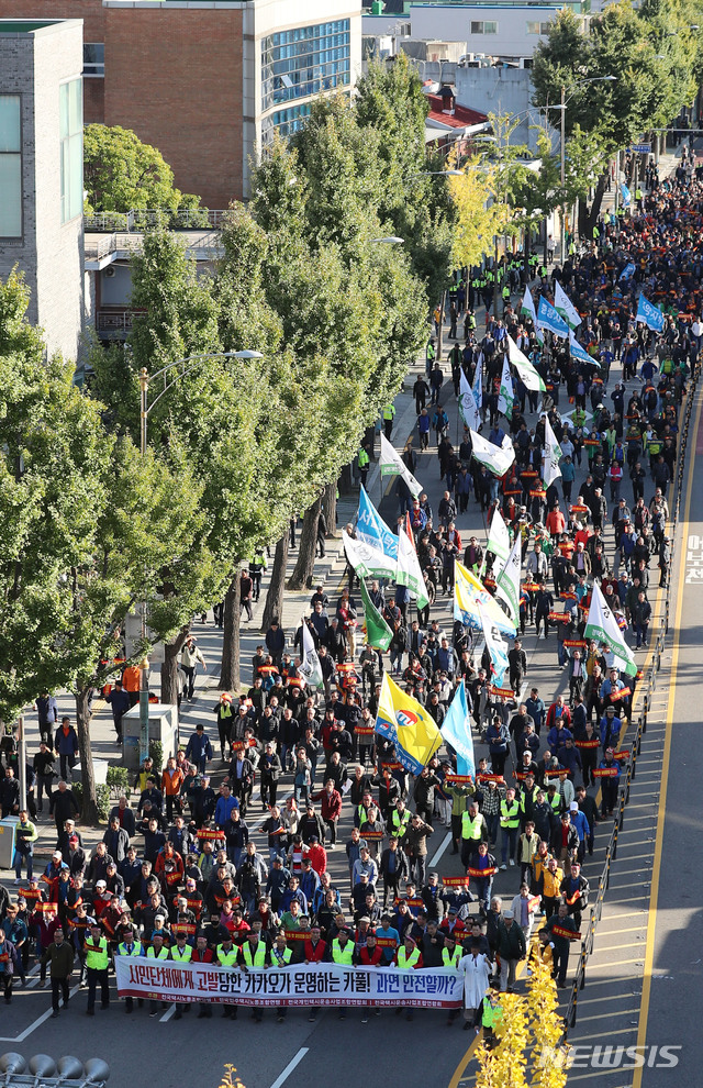 【서울=뉴시스】박주성 기자 = 택시 기사들이 18일 오후 서울 광화문광장에서 열린 택시 생존권 사수 결의대회를 마친 후 청와대로 행진하고 있다. 2018.10.18. park7691@newsis.com