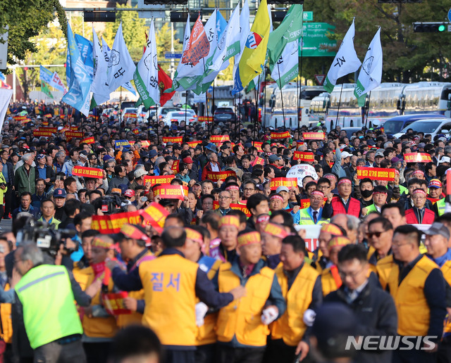 【서울=뉴시스】박주성 기자 = 카카오 카풀 서비스에 반발하는 전국 택시업계가 파업에 돌입한 18일 오후 서울 광화문광장에서 열린 택시 생존권 사수 결의대회를 마친 후 청와대로 행진하고 있다. 전국 택시업계의 파업은 18일 새벽 네시부터 19일 새벽 네시까지 하루 동안 계속될 예정이다. 2018.10.18. park7691@newsis.com