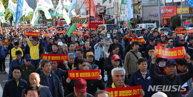 【서울=뉴시스】박주성 기자 = 카카오 카풀 서비스에 반발하는 전국 택시업계가 파업에 돌입한 18일 오후 서울 광화문광장에서 열린 택시 생존권 사수 결의대회를 마친 후 청와대로 행진하고 있다. 전국 택시업계의 파업은 18일 새벽 네시부터 19일 새벽 네시까지 하루 동안 계속될 예정이다. 2018.10.18. park7691@newsis.com