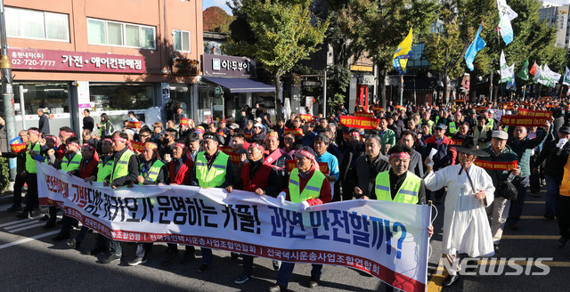 【서울=뉴시스】박주성 기자 = 카카오 카풀 서비스에 반발하는 전국 택시업계가 파업에 돌입한 18일 오후 서울 광화문광장에서 열린 택시 생존권 사수 결의대회를 마친 후 청와대로 행진하고 있다.&nbsp; 전국 택시업계의 파업은 18일 새벽 네시부터 19일 새벽 네시까지 하루 동안 계속될 예정이다. 2018.10.18. park7691@newsis.com