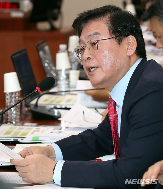 【서울=뉴시스】박영태 기자 = 정우택 자유한국당 의원. 2018.10.18.since1999@newsis.com