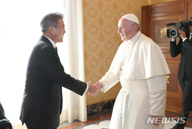 【바티칸=뉴시스】전신 기자 = 문재인 대통령이 18일 로마 바티칸 교황궁에서 프란치스코 교황을 예방해 인사하고 있다. 2018.10.18. photo1006@newsis.com