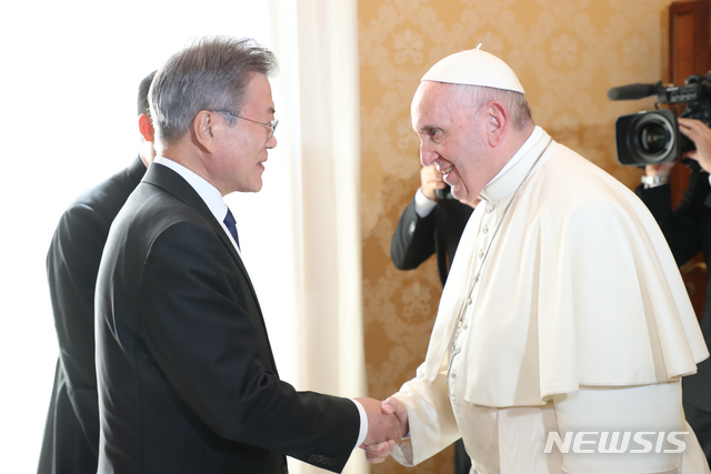 【바티칸=뉴시스】전신 기자 = 문재인 대통령이 18일 로마 바티칸 교황궁 교황 집무실 앞에서 프란치스코 교황과 인사하고 있다. 2018.10.18. photo1006@newsis.com