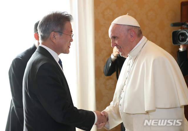 【바티칸=뉴시스】전신 기자 = 문재인 대통령이 18일 로마 바티칸 교황궁 교황 집무실 앞에서 프란치스코 교황과 인사하고 있다. 2018.10.18. photo1006@newsis.com