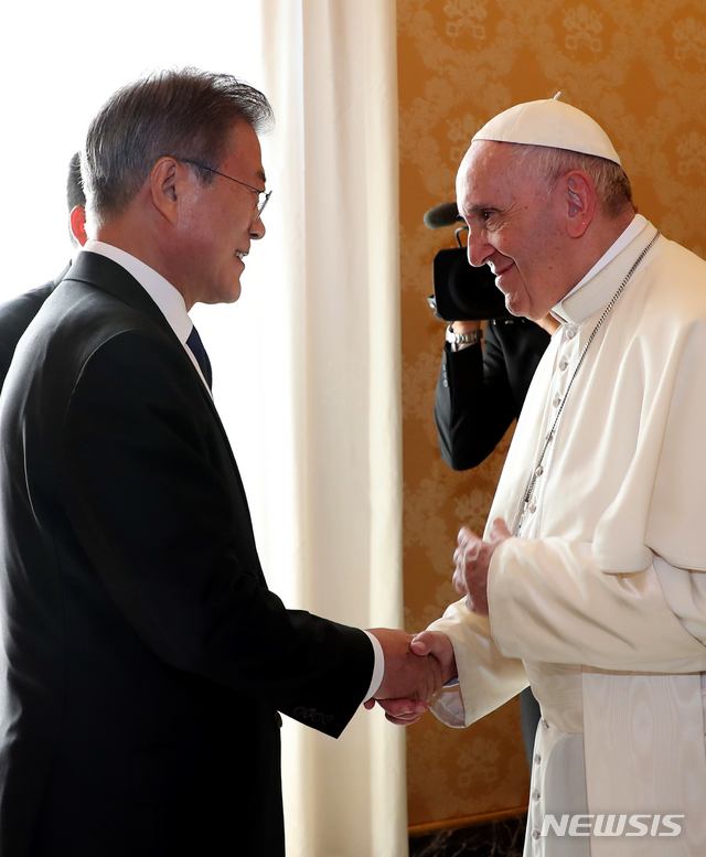 【바티칸=뉴시스】전신 기자 = 문재인 대통령이 18일 로마 바티칸 교황궁 교황 집무실 앞에서 프란치스코 교황과 인사하고 있다. 2018.10.18. photo1006@newsis.com