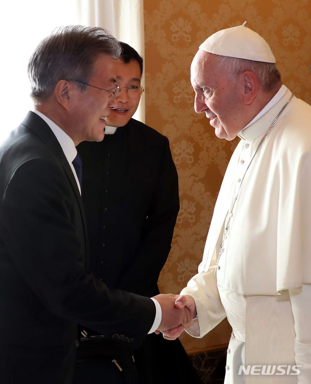 【바티칸=뉴시스】전신 기자 = 문재인 대통령이 18일 로마 바티칸 교황궁에서 프란치스코 교황을 예방해 인사하고 있다. 2018.10.18. photo1006@newsis.com