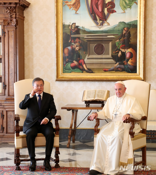 【바티칸=뉴시스】전신 기자 = 문재인 대통령이 18일 로마 바티칸 교황궁 교황 집무실에서 프란치스코 교황과 면담하고 있다. 2018.10.18. photo1006@newsis.com