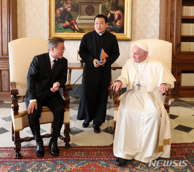 【바티칸=뉴시스】전신 기자 = 문재인 대통령이 18일 로마 바티칸 교황궁 교황 집무실에서 프란치스코 교황과 면담하고 있다. 2018.10.18.&nbsp; photo1006@newsis.com 