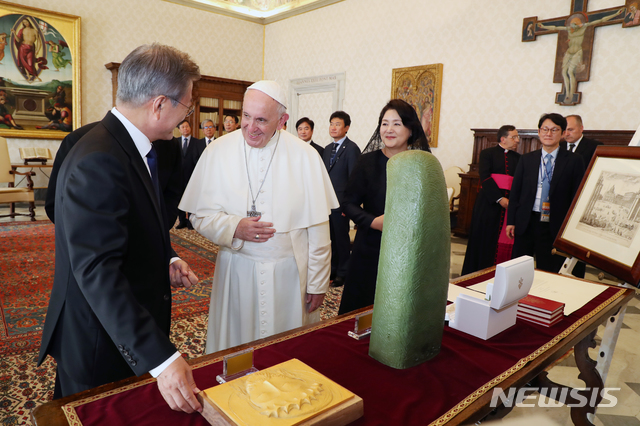 【바티칸=뉴시스】전신 기자 = 문재인 대통령이 18일 로마 바티칸 교황궁 교황 집무실에서 프란치스코 교황과 면담을 마친 후 교황에게 예수 얼굴상과 성모마리아상을 선물하고 있다. 2018.10.18.&nbsp; photo1006@newsis.com 