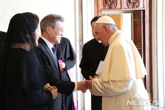 【바티칸=뉴시스】전신 기자 = 문재인 대통령과 부인 김정숙 여사 18일 로마 바티칸 교황궁 교황 집무실에서 프란치스코 교황과 환담을 마친 후 인사하고 있다. 2018.10.18.&nbsp; photo1006@newsis.com
