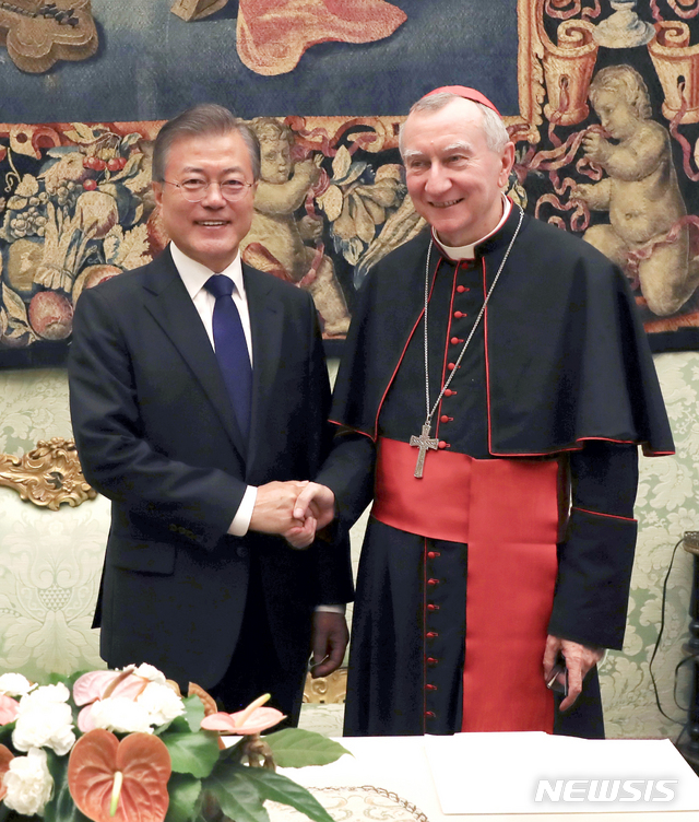 【바티칸=뉴시스】전신 기자 = 문재인 대통령이 18일 로마 바티칸 교황궁 국무원장 접견실에서 피에트로 파롤린 국무원장과 회담에 앞서 악수하고 있다. 2018.10.18.&nbsp; photo1006@newsis.com