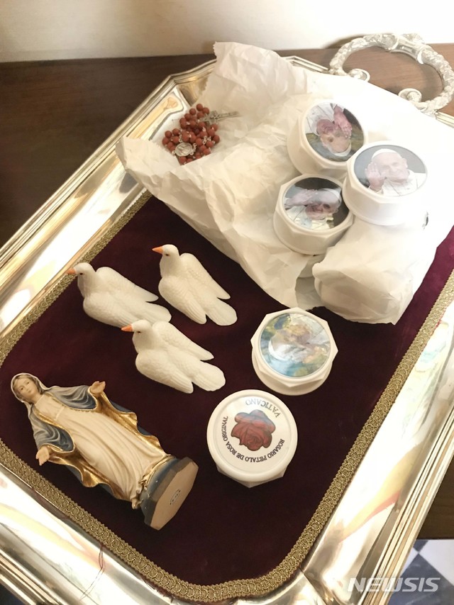 【바티칸=뉴시스】전신 기자 = 문재인 대통령이 18일 로마 바티칸 교황궁 교황 집무실에서 프란치스코 교황과 면담을 마치고 받은 선물. 2018.10.18. photo1006@newsis.com