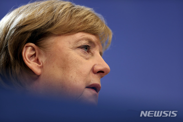 【브뤼셀=AP/뉴시스】 앙겔라 메르켈 독일 총리는 18일(현지시간) 유럽연합(EU) 정상회의가 끝난 직후 기자 회견을 열고 "EU 정상들은 미셸 바니에르 EU측 브렉시트 협상대표를 향한 압도적인 지지를 보냈다"고 말했다. 2018.10.19. 