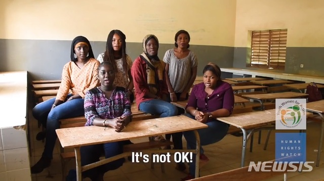 【서울=뉴시스】세네갈에서 교사가 10대 여학생들에게 성적, 음식, 옷 등을 미끼로 성폭행하는 사례가 빈번하다는 폭로가 나왔다. 18일(현지시간) CNN에 따르면 국제인권단체 휴먼라이트워치(HRW)는 이같은 내용이 담긴 '비정상 : 세네갈 중학교 내 성적 착취, 괴롭힘, 학대' 보고서를 공개했다. (사진 = CNN 동영상 캡처) 