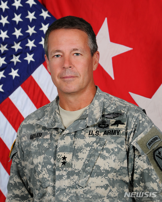 【서울=뉴시스】 18일(현지시간) 오스틴 스콧 밀러 주 아프가니스탄 미군 사령관이 참석한 회의에서 총격 사건이 발생했다. 경찰청장 등 사상자가 발생했지만 주 타깃이었던 밀러는 무사한 것으로 전해졌다. (사진 출처 = 미군)