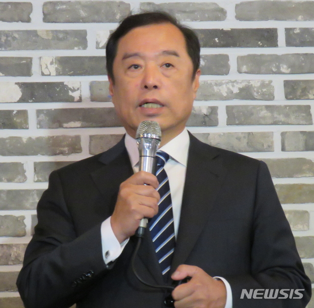 【대전=뉴시스】 김병준 자유한국당 비상대책위원장이 지난 19일 대전지역 한 까페에서 기자간담회를 열고 혁신도시 추가지정에 긍정적인 입장을 밝히고 있다.(사진=뉴시스 DB)