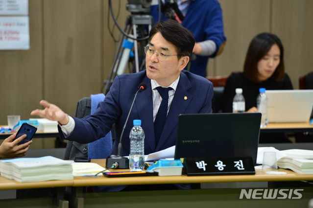 【창원=뉴시스】강경국 기자 = 19일 경남도교육청 대강당에서 8개 시·도교육청에 대한 국회 교육위원회 국정감사가 진행되는 가운데 박용진 더불어민주당 의원이 교육감들에게 질문하고 있다. 2018.10.19. kgkang@newsis.com