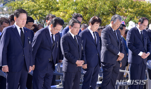 【여수=뉴시스】김석훈 기자 = '여순사건 70주기 합동추념식'이 19일 오전 전남 여수시 중앙동 이순신광장에서 거행됐다. 여순사건 70주년 기념 추모사업 시민추진위원회를 중심으로 진행된 합동추념식은 여순사건 희생자 유족과 김영록 전남도지사, 권오봉 여수시장, 주승용 국회부의장, 이용주 국회의원, 4대종단, 시민사회·안보보훈단체 회원, 시민 등 500여 명이 참여했다. 왼쪽부터 주승용 국회부의장, 김영록전남도지사, 권오봉 여수시장, 서완석 여수시의회의장, 박정명 시민추진위원장. 2018.10.19. (사진=여수시청 제공) kim@newsis.com