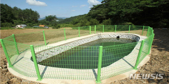 【안성=뉴시스】 정숭환 기자 = 가뭄대비 물웅덩이(둠벙) 설치모습 (사진 =안성시청 제공)