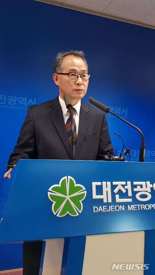 【대전=뉴시스】조명휘 기자 = 김영호 월평공원공론화위원회 위원장이 19일 오후 대전시청 브리핑룸에서 시민대표단 선정을 둘러싼 불협화음에 대해 사과하고 향후 일정을 설명하고 있다. 2018.10.19.&nbsp; joemedia@newsis.com