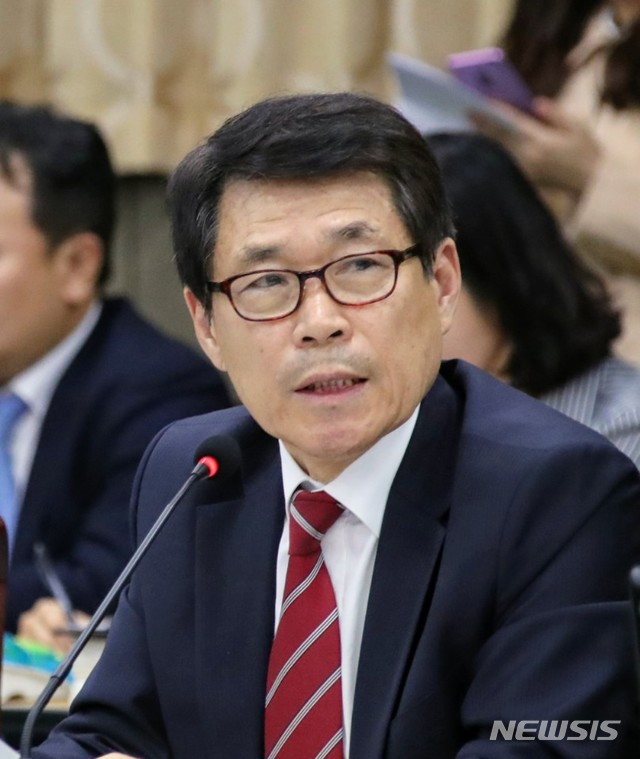 【창원=뉴시스】 강경국 기자 = 19일 경남도교육청 대강당에서 열린 경남 등 8개 시·도교육청에 대한 국회 교육위원회 국정감사에서 자유한국당 이군현 의원이 경남도교육청이 추진 중인 경남학생인권조례와 관련 질문을 하고 있다.2018.10.19.kgkang@newsis.com