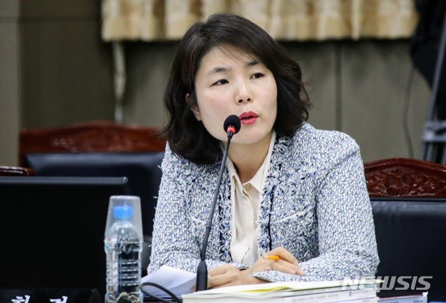 【창원=뉴시스】 강경국 기자 = 19일 경남도교육청 대강당에서 열린 경남 등 8개 시·도교육청에 대한 국회 교육위원회 국정감사에서 자유한국당 전희경 의원이 경남도교육청이 추진 중인 경남학생인권조례와 관련 질문을 하고 있다.2018.10.19. kgkang@newsis.com 