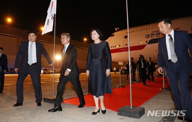 【브뤼셀(벨기에)=뉴시스】전신 기자 = 문재인 대통령과 부인 김정숙 여사가 18일 브뤼셀 멜스부르크 공군기지에 도착해 차량으로 이동하고 있다. 2018.10.18.&nbsp; photo1006@newsis.com
