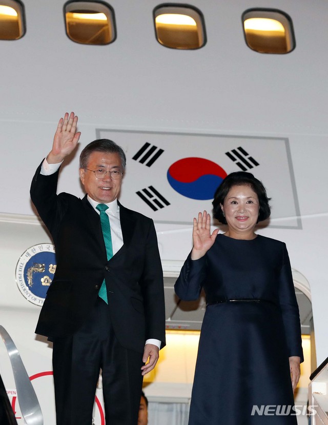 【브뤼셀(벨기에)=뉴시스】전신 기자 = 문재인 대통령과 부인 김정숙 여사가 18일(현지시간) 브뤼셀 멜스부르크 공군기지에 도착해 손 흔들어 인사하고 있다. 2018.10.19.&nbsp; photo1006@newsis.com