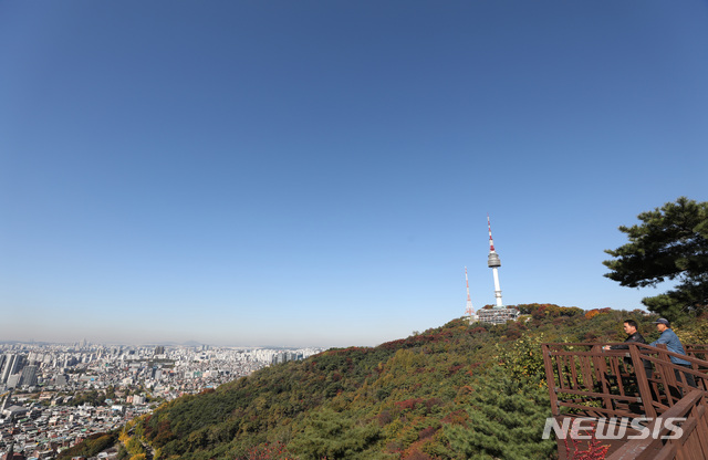 【서울=뉴시스】김진아 기자 = 완연한 가을 날씨를 보인 19일 서울 중구 남산에서 바라본 서울 도심 위로 파란 하늘이 보이고 있다. 2018.10.19. bluesoda@newsis.com