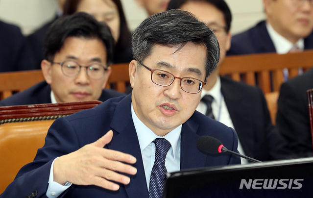 【서울=뉴시스】이종철 기자 = 19일 오전 서울 여의도 국회에서 열린 기획재정위의 기획재정부의 국정감사에 출석한 김동연 경제부총리 겸 기획재정부 장관이 의원 질의에 답변하고 있다. 2018.10.19. jc4321@newsis.com