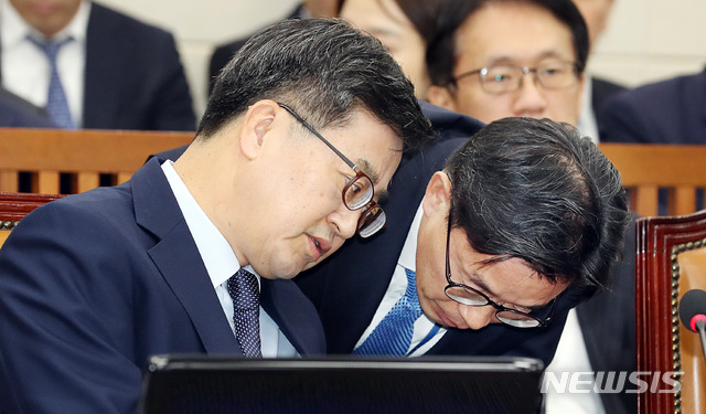 【서울=뉴시스】이종철 기자 = 19일 오전 서울 여의도 국회에서 열린 기획재정위의 기획재정부의 국정감사에 출석한 김동연 경제부총리 겸 기획재정부 장관이 답변을 숙의하고 있다. 2018.10.19. jc4321@newsis.com