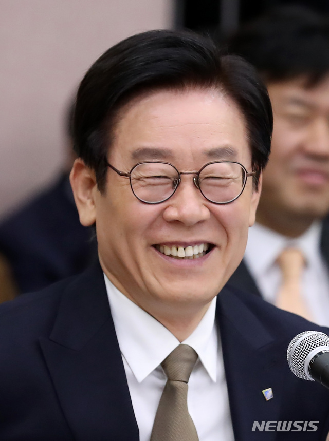 【수원=뉴시스】이영환 기자 = 이재명 경기도지사가 19일 오전 경기도 수원시 팔달구 경기도청에서 열린 국회 행정안전위원회 2018년 경기도 국정감사에 참석해 미소를 짓고 있다. 2018.10.19.&nbsp; 20hwan@newsis.com