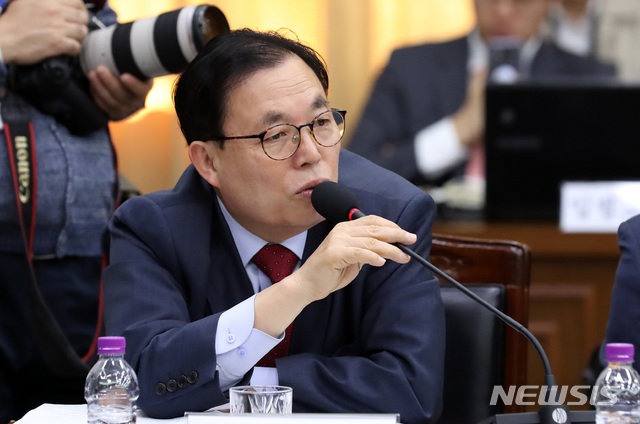 【수원=뉴시스】이영환 기자 = 자유한국당 이채익 의원이 19일 오전 경기도 수원시 팔달구 경기도청에서 열린 국회 행정안전위원회 2018년 경기도 국정감사에 참석해 이재명 경기도지사에게 질의를 하고 있다. 2018.10.19. 20hwan@newsis.com