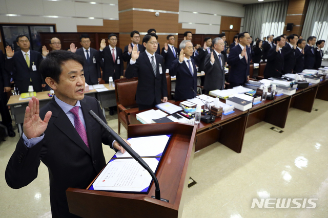 【서울=뉴시스】최진석 기자 = 박정식 서울고검장이 19일 오전 서울 서초구 서울고등검찰청에서 열린 국회 법제사법위원회의 서울고검 및 서울중앙지검, 서울동·서·남·북부지검, 수원·의정부·인천·춘천지검에 대한 국정감사에서 증인 선서를 하고 있다. 앞줄 왼쪽부터 박정식 서울고검장, 차경환 수원지검장, 양부남 의정부지검장, 김영대 서울북부지검장, 한찬식 서울동부지검장, 윤석열 서울중앙지검장, 권익환 서울남부지검장, 이동열 서울서부지검장, 김우현 인천지검장, 고기영 춘천지검장. 2018.10.19. myjs@newsis.com