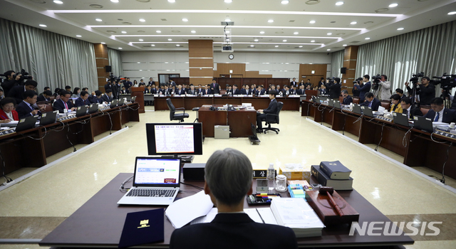 【서울=뉴시스】최진석 기자 = 19일 오전 서울 서초구 서울고등검찰청에서국회 법제사법위원회의 서울고검 및 서울중앙지검, 서울동·서·남·북부지검, 수원·의정부·인천·춘천지검에 대한 국정감사이 열리고 있다. 2018.10.19. myjs@newsis.com