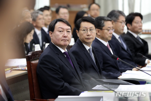 【서울=뉴시스】최진석 기자 = 윤석열(왼쪽) 서울중앙지검장이 19일 오전 서울 서초구 서울고등검찰청에서 열린 국회 법제사법위원회의 서울고검 및 서울중앙지검, 서울동·서·남·북부지검, 수원·의정부·인천·춘천지검에 대한 국정감사에서 박정식 서울고검장을 바라보고 있다. 2018.10.19.myjs@newsis.com