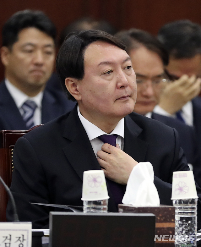 【서울=뉴시스】최진석 기자 = 윤석열 서울중앙지검장이 19일 오전 서울 서초구 서울고등검찰청에서 열린 국회 법제사법위원회의 서울고검 및 서울중앙지검, 서울동·서·남·북부지검, 수원·의정부·인천·춘천지검에 대한 국정감사에 출석해 생각에 잠겨 있다. 2018.10.19.myjs@newsis.com