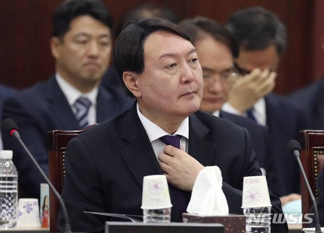 【서울=뉴시스】최진석 기자 = 윤석열 서울중앙지검장이 19일 오전 서울 서초구 서울고등검찰청에서 열린 국회 법제사법위원회의 서울고검 및 서울중앙지검, 서울동·서·남·북부지검, 수원·의정부·인천·춘천지검에 대한 국정감사에 출석해 생각에 잠겨 있다. 2018.10.19.myjs@newsis.com