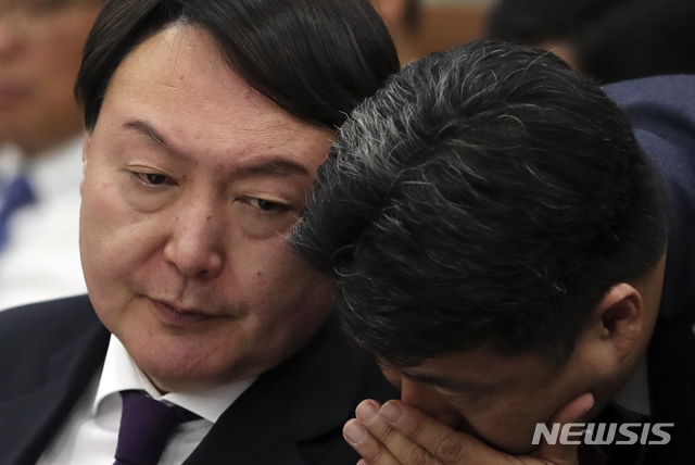 【서울=뉴시스】최진석 기자 = 윤석열 서울중앙지검장이 19일 오전 서울 서초구 서울고등검찰청에서 열린 국회 법제사법위원회의 서울고검 및 서울중앙지검, 서울동·서·남·북부지검, 수원·의정부·인천·춘천지검에 대한 국정감사에 출석해 관계자와 귀엣말을 나누고 있다. 2018.10.19.myjs@newsis.com